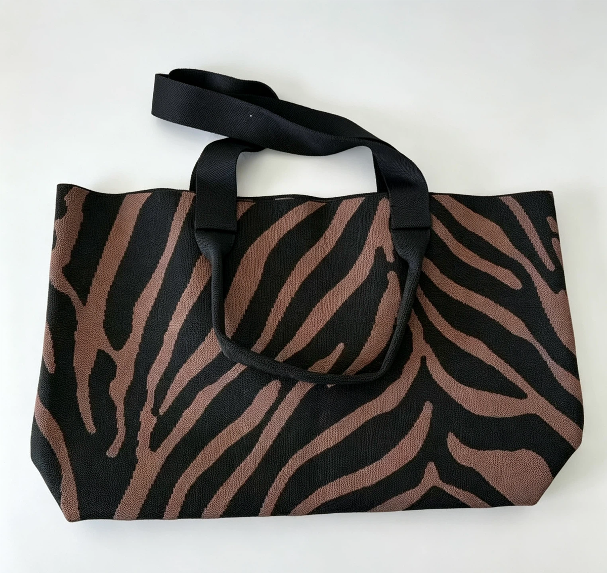 Curves Knit Tote (Zebra Stripe)